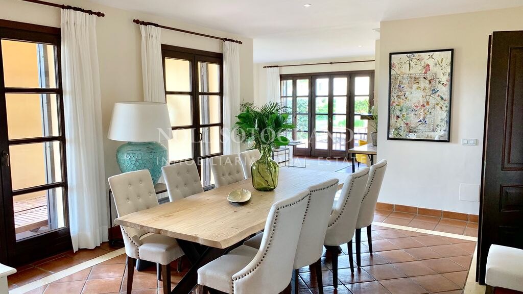 Villa mit Blick auf den Golfplatz in Los Cortijos de la Reserva, Sotogrande