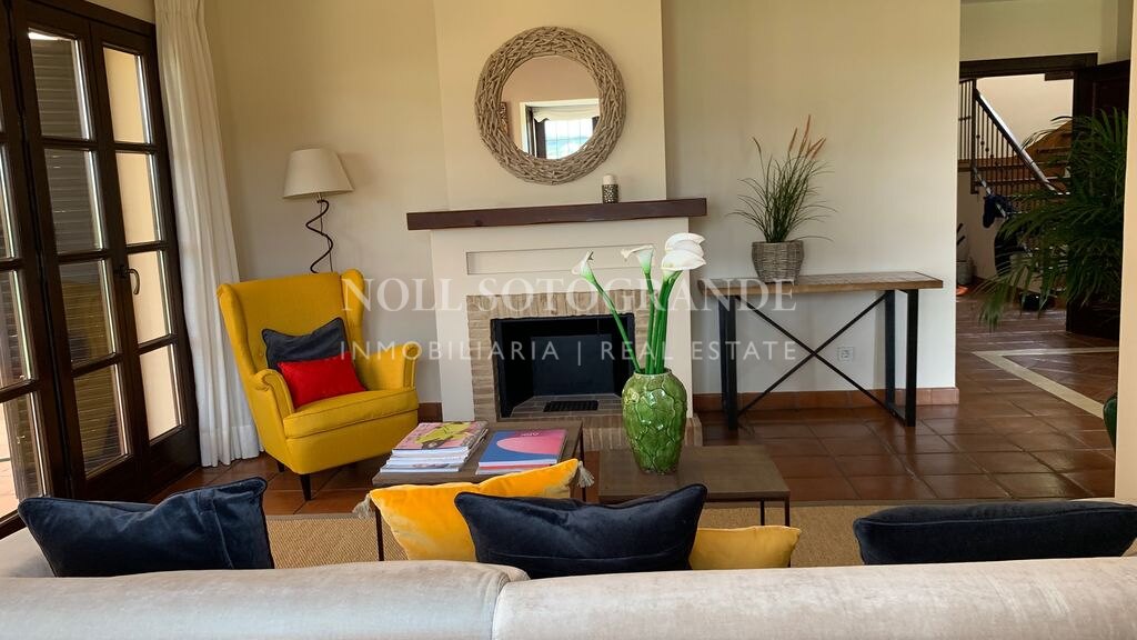 Villa mit Blick auf den Golfplatz in Los Cortijos de la Reserva, Sotogrande