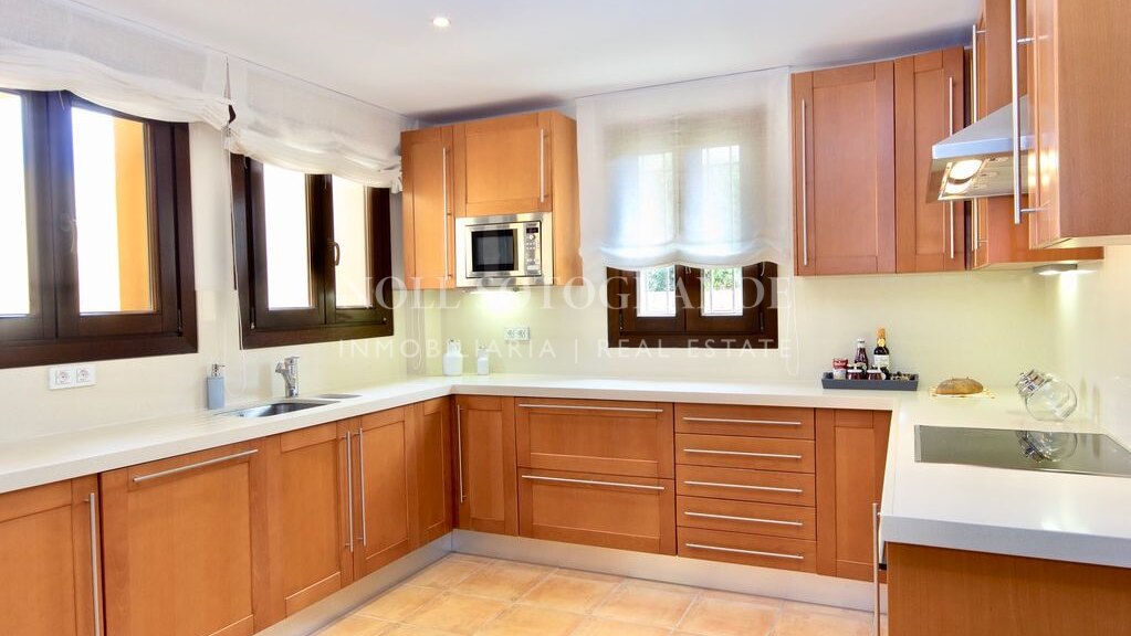 Villa mit Blick auf den Golfplatz in Los Cortijos de la Reserva, Sotogrande