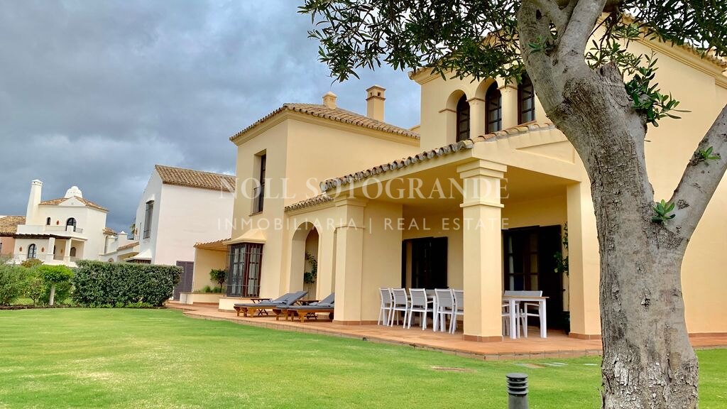 Villa mit Blick auf den Golfplatz in Los Cortijos de la Reserva, Sotogrande