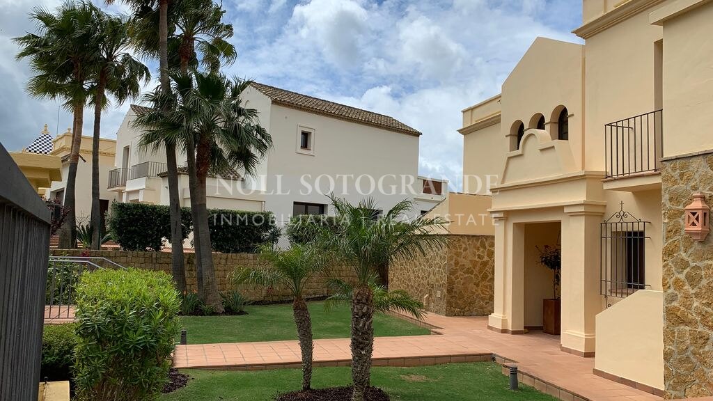 Villa mit Blick auf den Golfplatz in Los Cortijos de la Reserva, Sotogrande