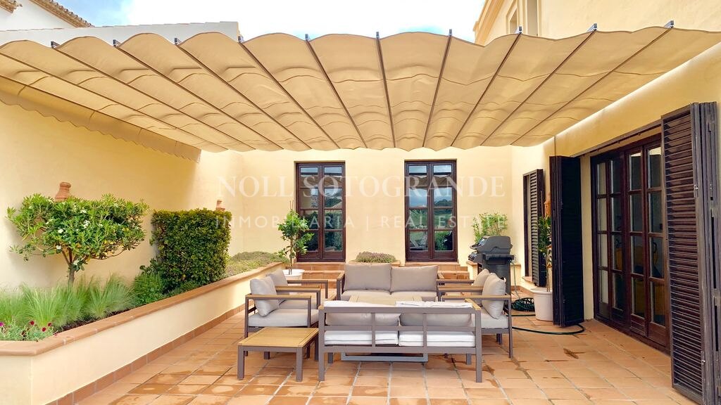 Villa mit Blick auf den Golfplatz in Los Cortijos de la Reserva, Sotogrande