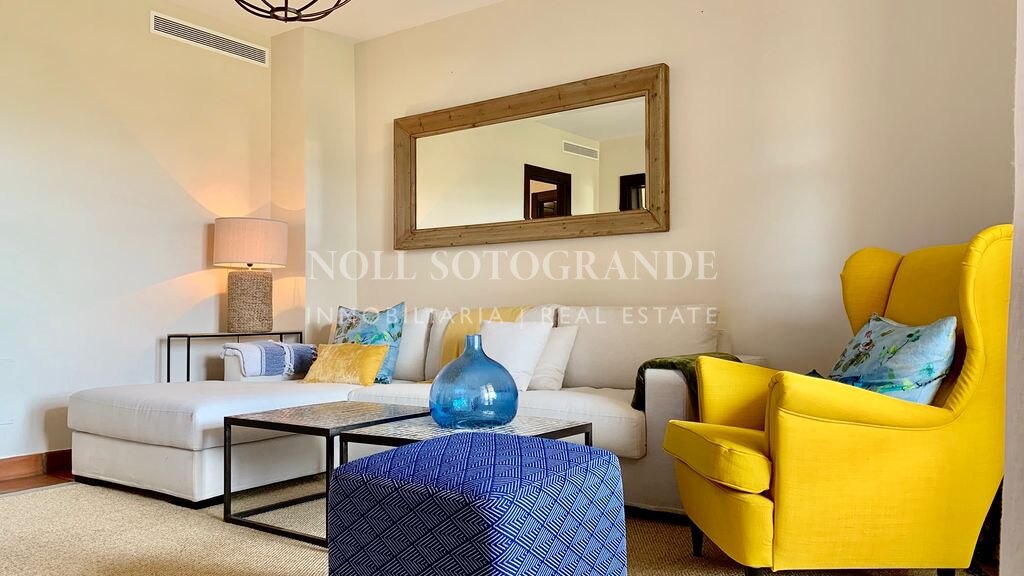 Villa mit Blick auf den Golfplatz in Los Cortijos de la Reserva, Sotogrande