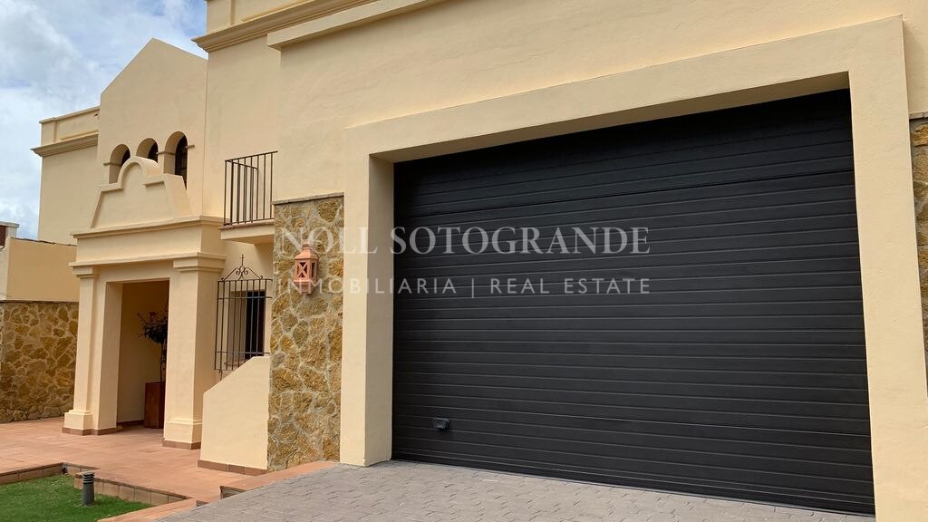 Villa mit Blick auf den Golfplatz in Los Cortijos de la Reserva, Sotogrande