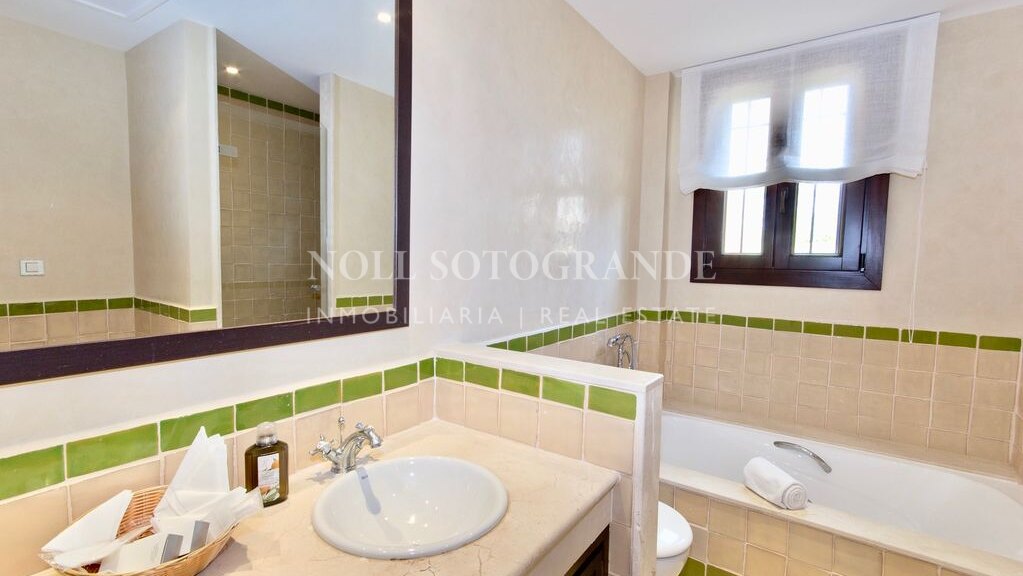 Villa mit Blick auf den Golfplatz in Los Cortijos de la Reserva, Sotogrande