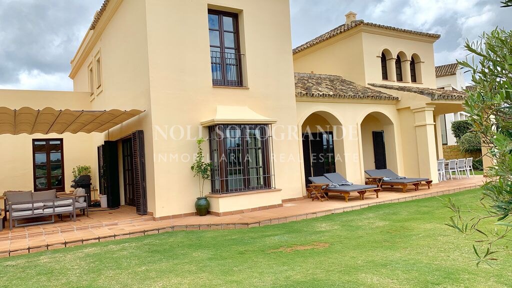 Villa mit Blick auf den Golfplatz in Los Cortijos de la Reserva, Sotogrande