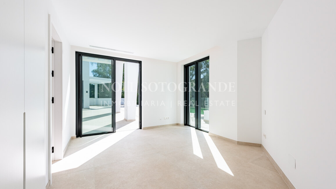Moderne fertiggestellte Neubau-Villa in sehr privater Lage in Sotogrande Alto
