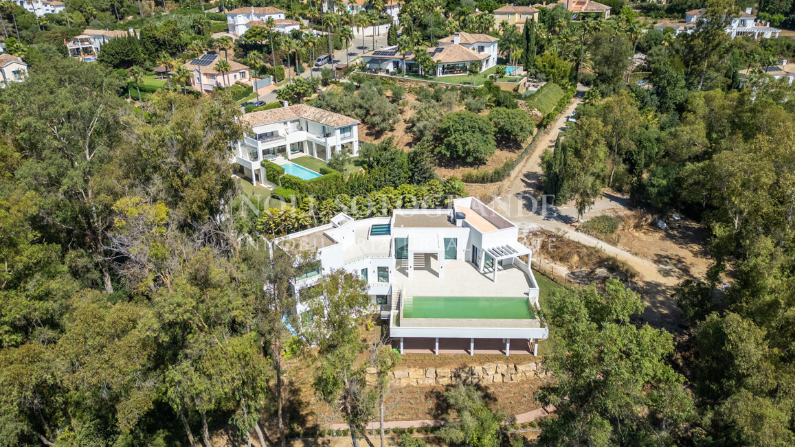 Moderne fertiggestellte Neubau-Villa in sehr privater Lage in Sotogrande Alto
