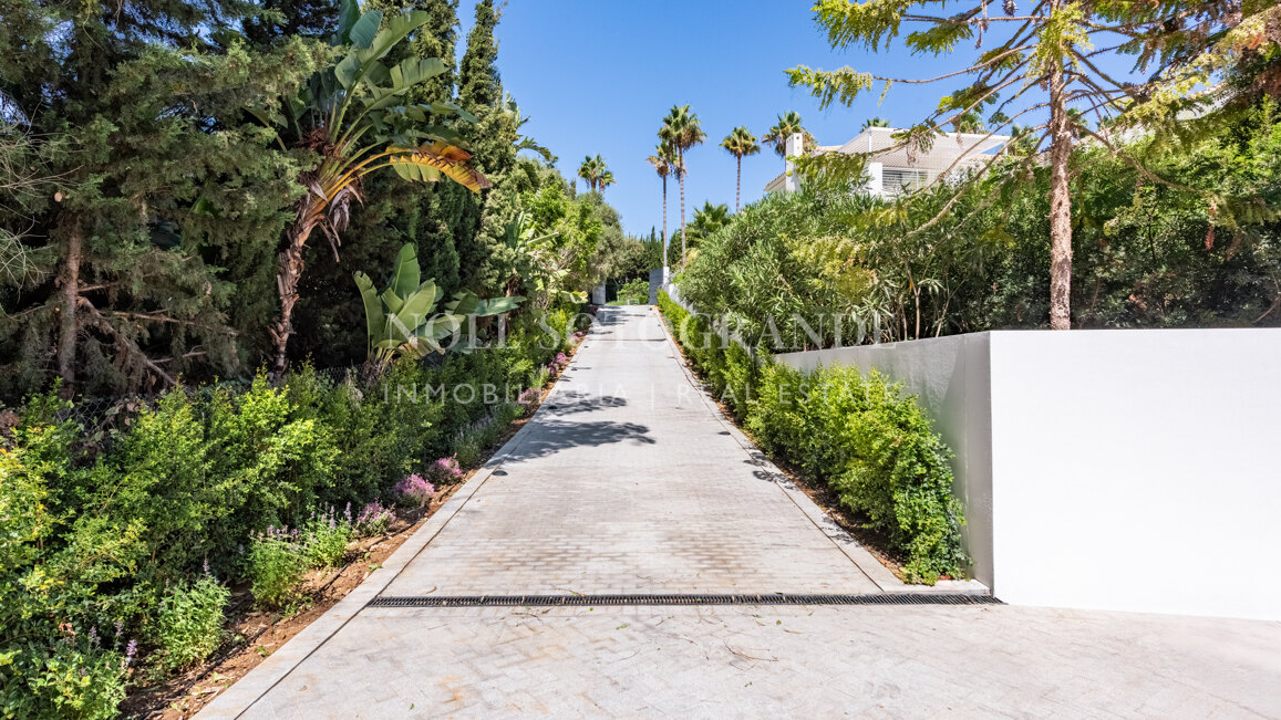 Moderne fertiggestellte Neubau-Villa in sehr privater Lage in Sotogrande Alto