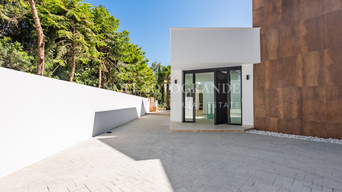 Moderne fertiggestellte Neubau-Villa in sehr privater Lage in Sotogrande Alto