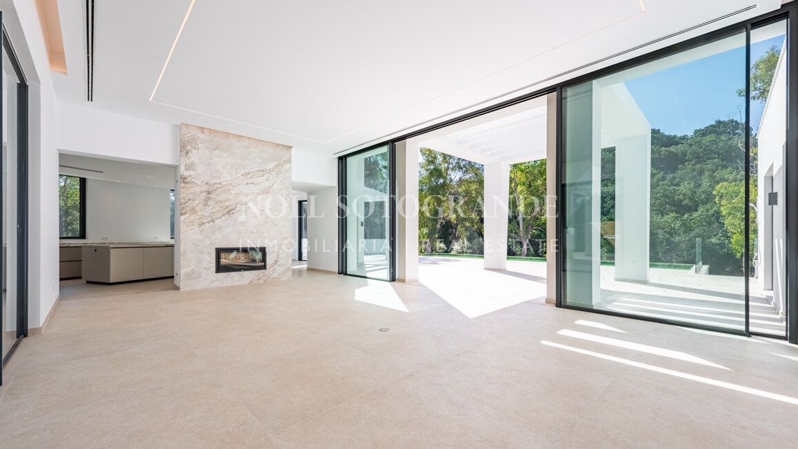 Moderne fertiggestellte Neubau-Villa in sehr privater Lage in Sotogrande Alto