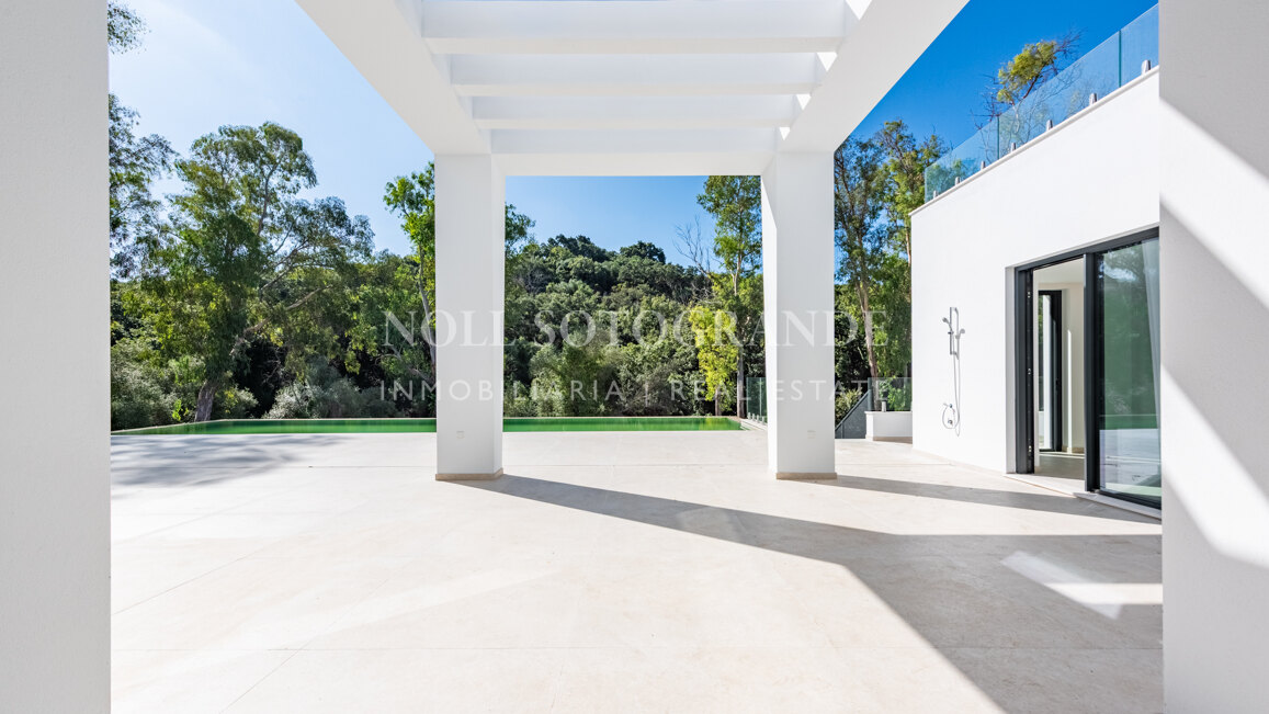 Moderne fertiggestellte Neubau-Villa in sehr privater Lage in Sotogrande Alto