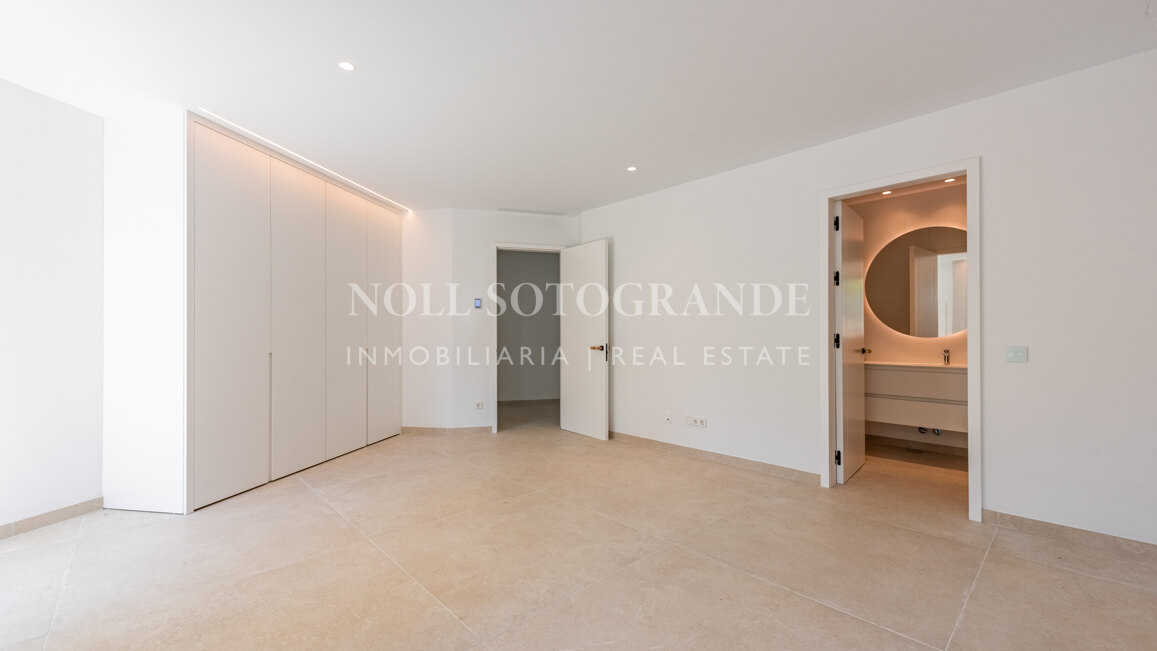 Moderne fertiggestellte Neubau-Villa in sehr privater Lage in Sotogrande Alto