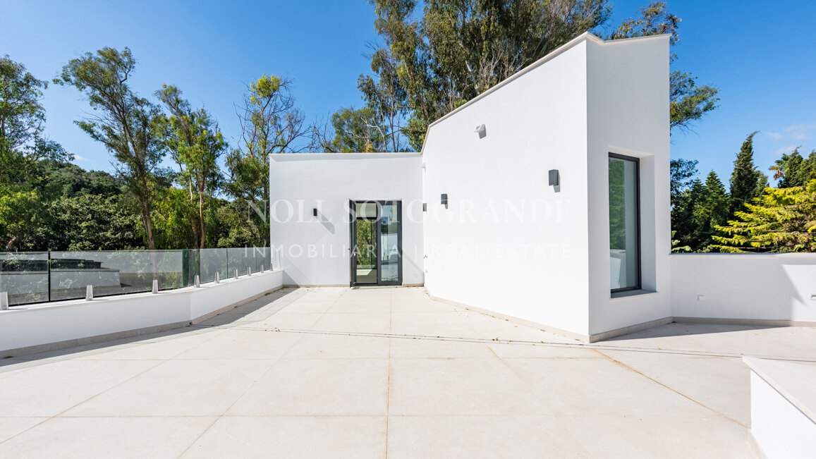 Moderne fertiggestellte Neubau-Villa in sehr privater Lage in Sotogrande Alto
