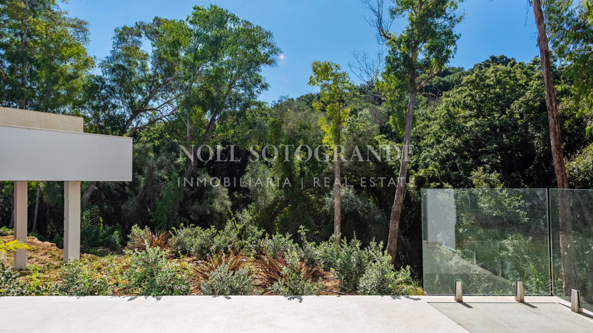 Moderne fertiggestellte Neubau-Villa in sehr privater Lage in Sotogrande Alto