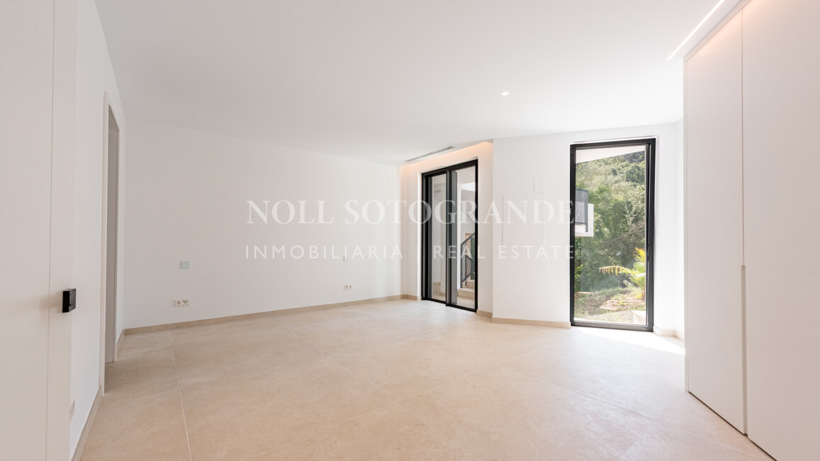 Moderne fertiggestellte Neubau-Villa in sehr privater Lage in Sotogrande Alto
