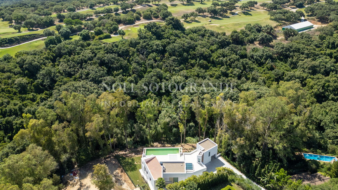 Moderne fertiggestellte Neubau-Villa in sehr privater Lage in Sotogrande Alto