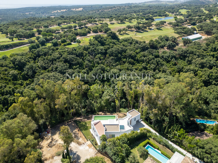 Moderne fertiggestellte Neubau-Villa in sehr privater Lage in Sotogrande Alto