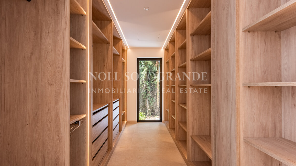 Moderne fertiggestellte Neubau-Villa in sehr privater Lage in Sotogrande Alto