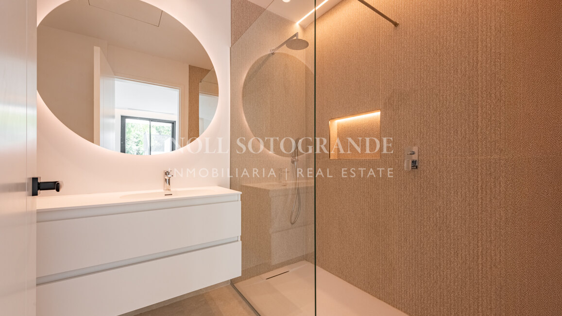 Moderne fertiggestellte Neubau-Villa in sehr privater Lage in Sotogrande Alto