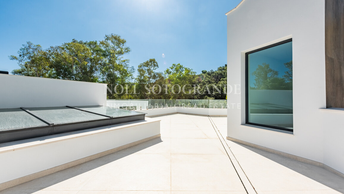 Moderne fertiggestellte Neubau-Villa in sehr privater Lage in Sotogrande Alto