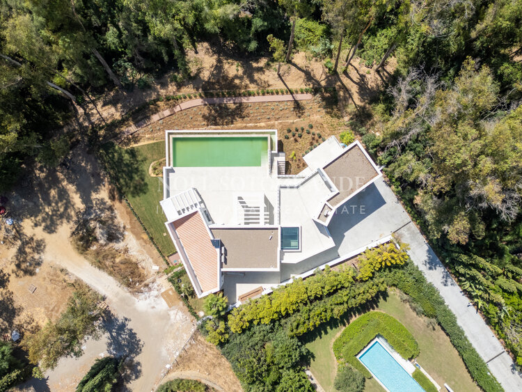 Moderne fertiggestellte Neubau-Villa in sehr privater Lage in Sotogrande Alto