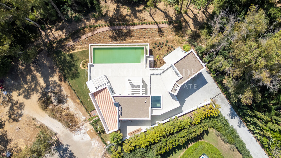 Moderne fertiggestellte Neubau-Villa in sehr privater Lage in Sotogrande Alto