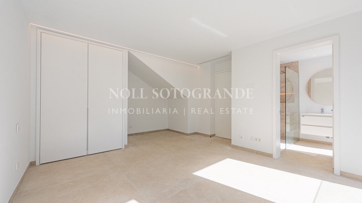 Moderne fertiggestellte Neubau-Villa in sehr privater Lage in Sotogrande Alto