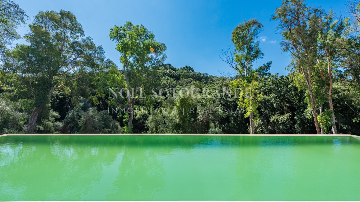 Moderne fertiggestellte Neubau-Villa in sehr privater Lage in Sotogrande Alto