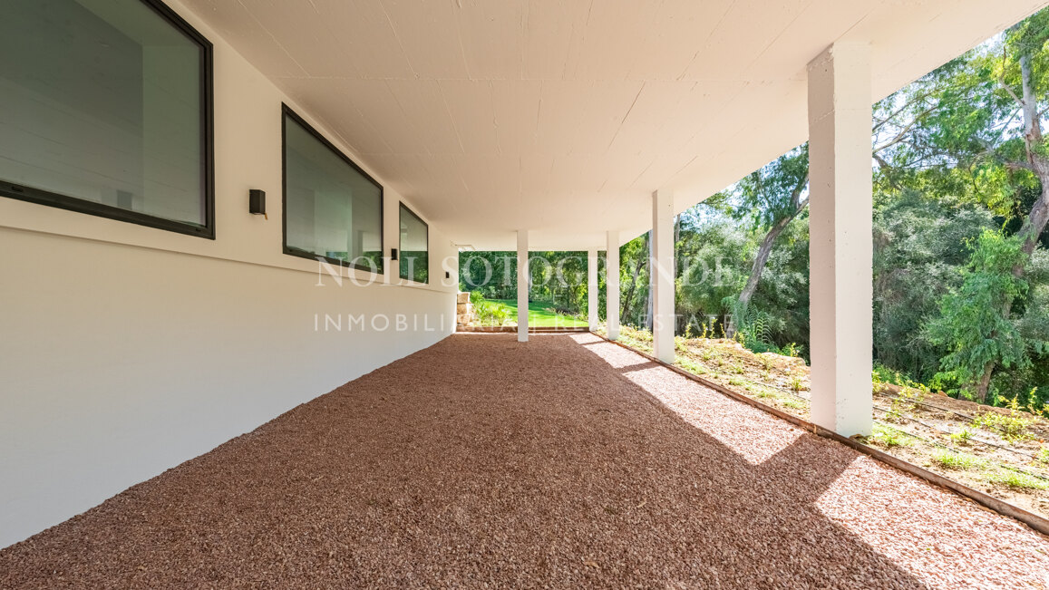 Moderne fertiggestellte Neubau-Villa in sehr privater Lage in Sotogrande Alto