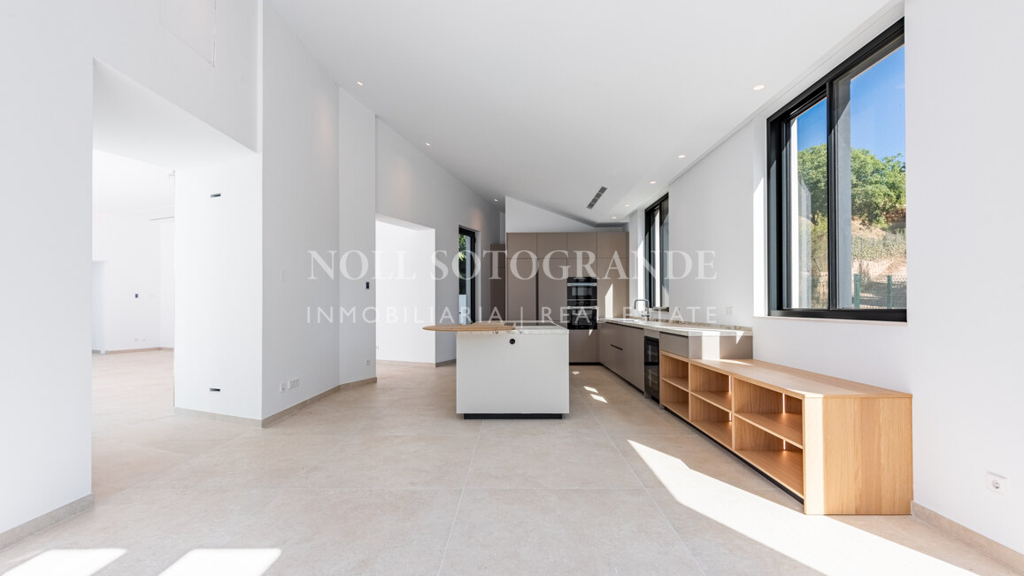Moderne fertiggestellte Neubau-Villa in sehr privater Lage in Sotogrande Alto