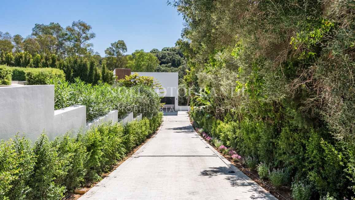 Moderne fertiggestellte Neubau-Villa in sehr privater Lage in Sotogrande Alto