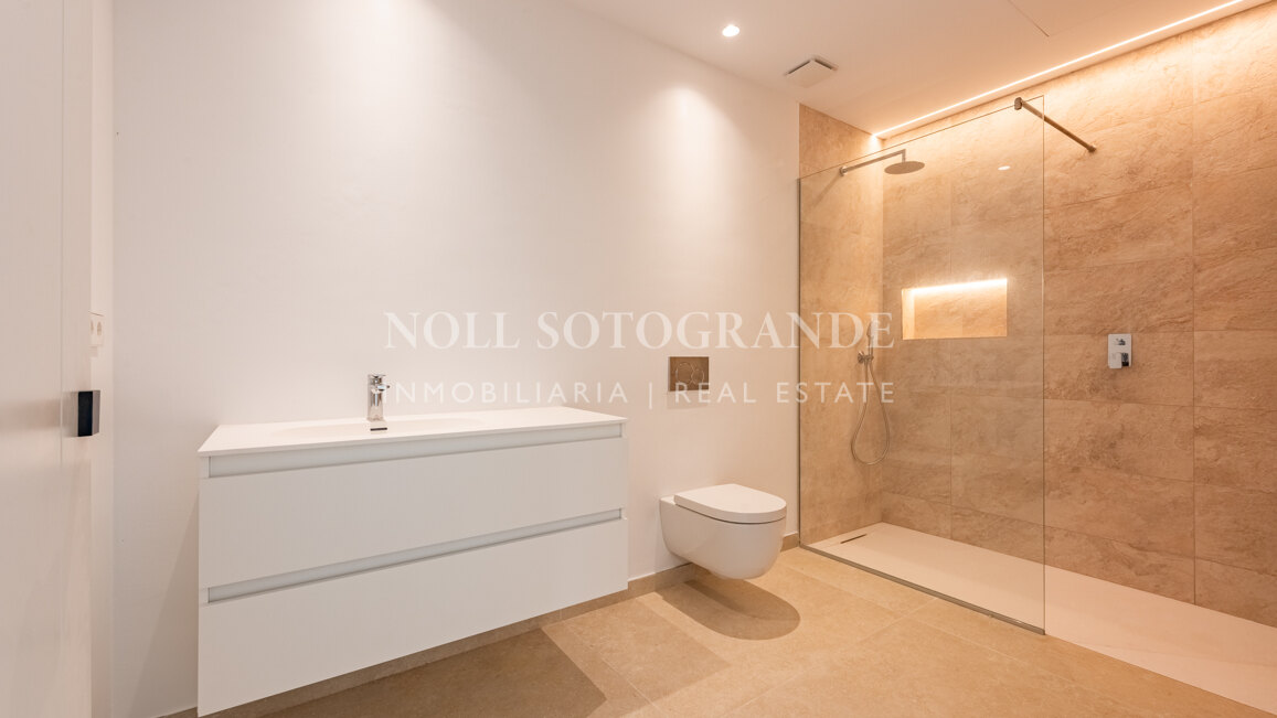 Moderne fertiggestellte Neubau-Villa in sehr privater Lage in Sotogrande Alto