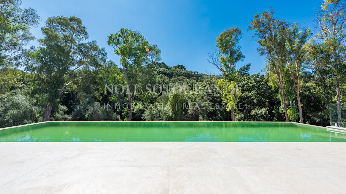 Moderne fertiggestellte Neubau-Villa in sehr privater Lage in Sotogrande Alto