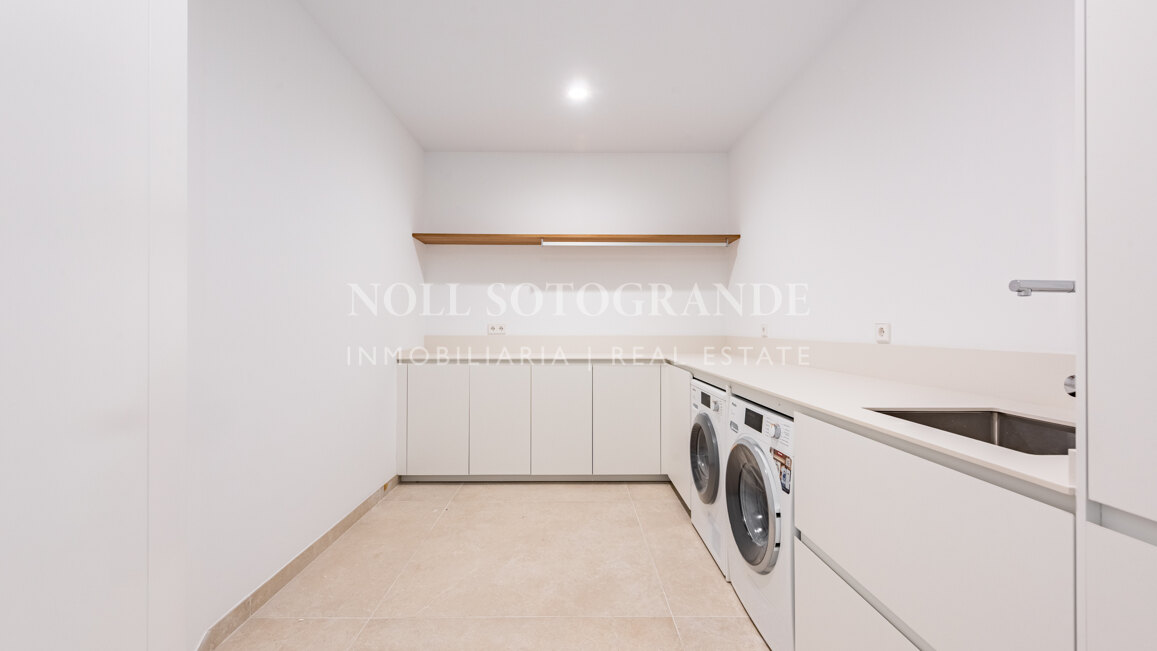 Moderne fertiggestellte Neubau-Villa in sehr privater Lage in Sotogrande Alto