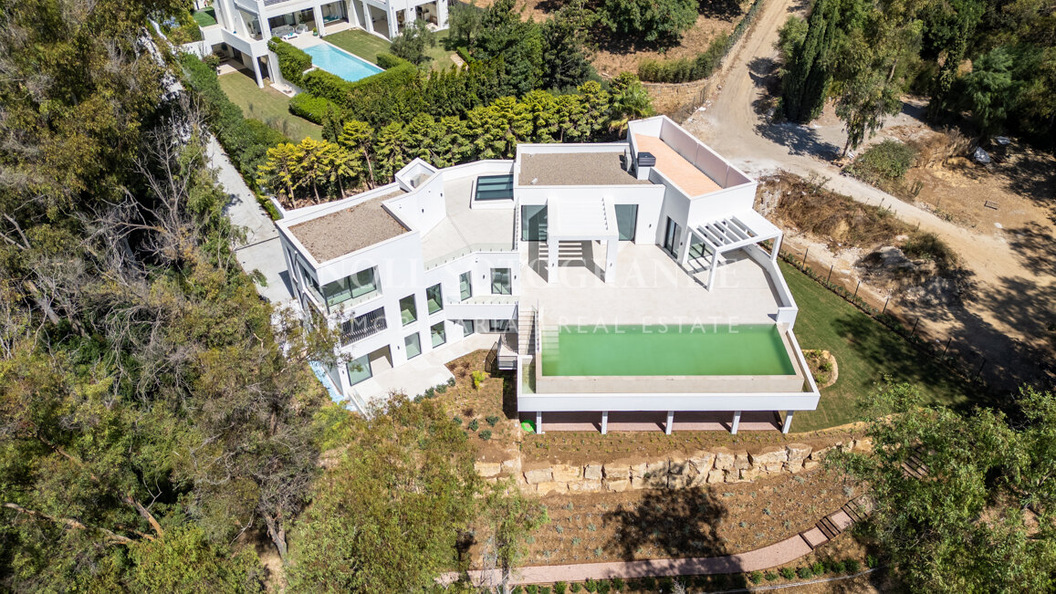 Moderne fertiggestellte Neubau-Villa in sehr privater Lage in Sotogrande Alto