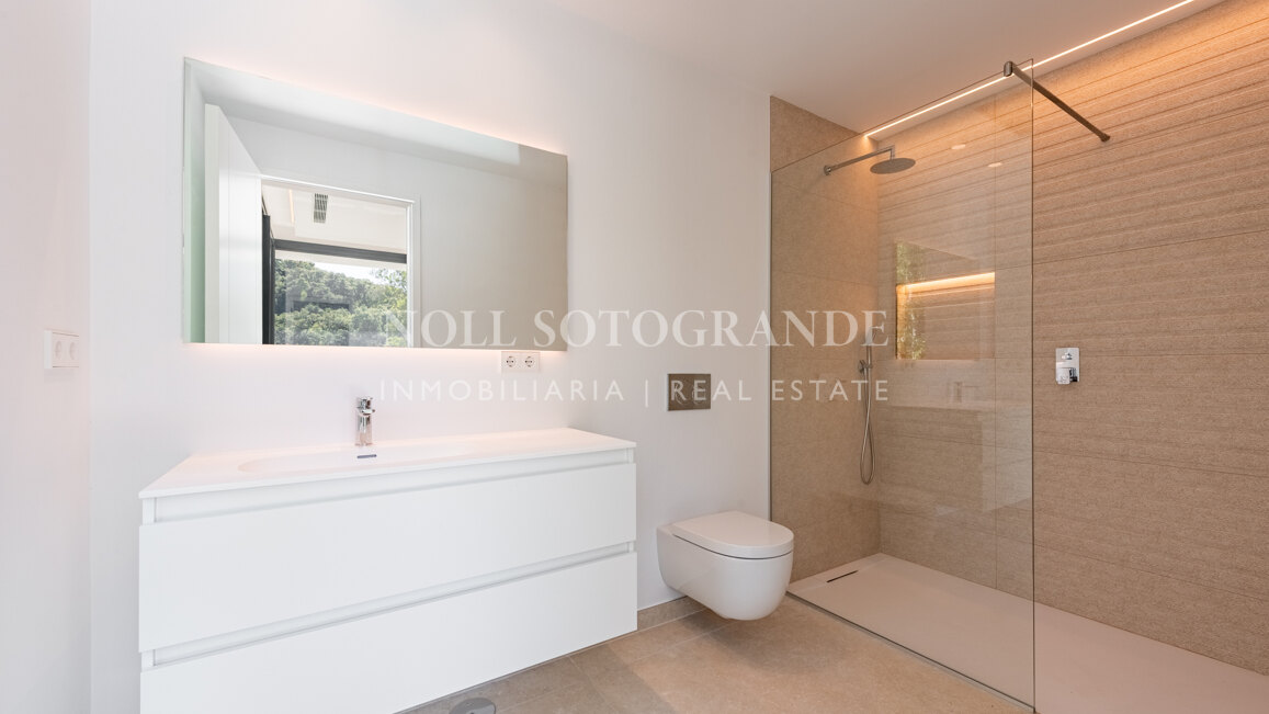 Moderne fertiggestellte Neubau-Villa in sehr privater Lage in Sotogrande Alto