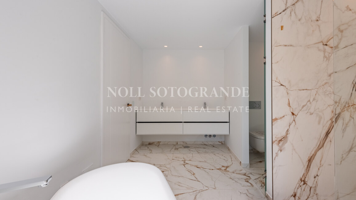 Moderne fertiggestellte Neubau-Villa in sehr privater Lage in Sotogrande Alto