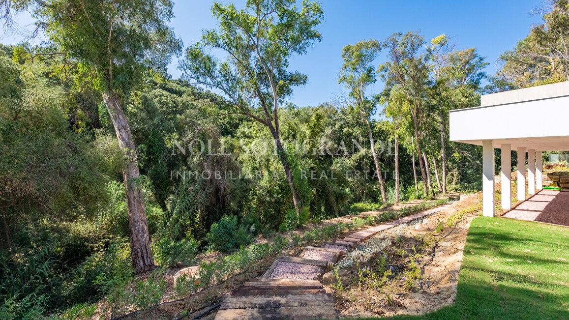 Moderne fertiggestellte Neubau-Villa in sehr privater Lage in Sotogrande Alto