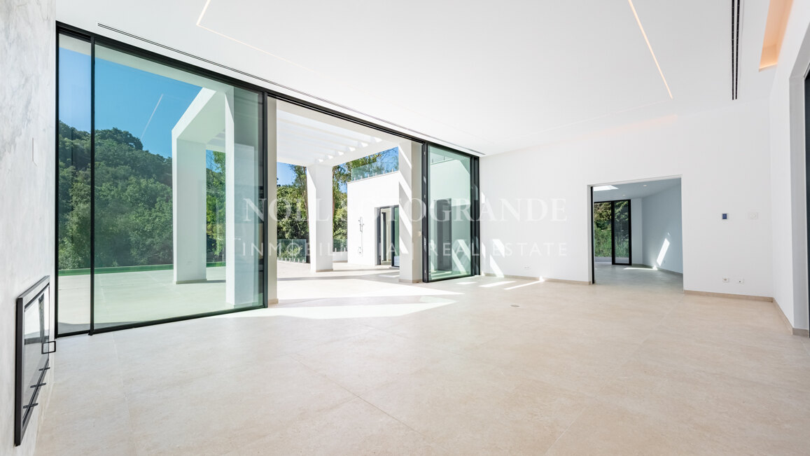 Moderne fertiggestellte Neubau-Villa in sehr privater Lage in Sotogrande Alto