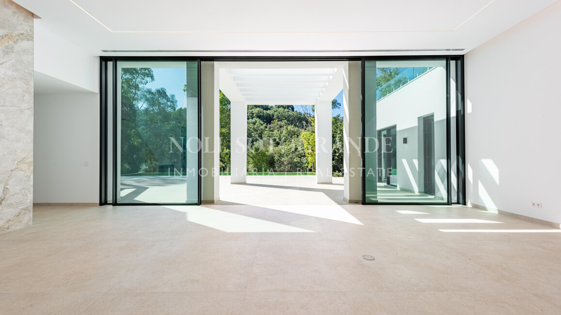 Moderne fertiggestellte Neubau-Villa in sehr privater Lage in Sotogrande Alto