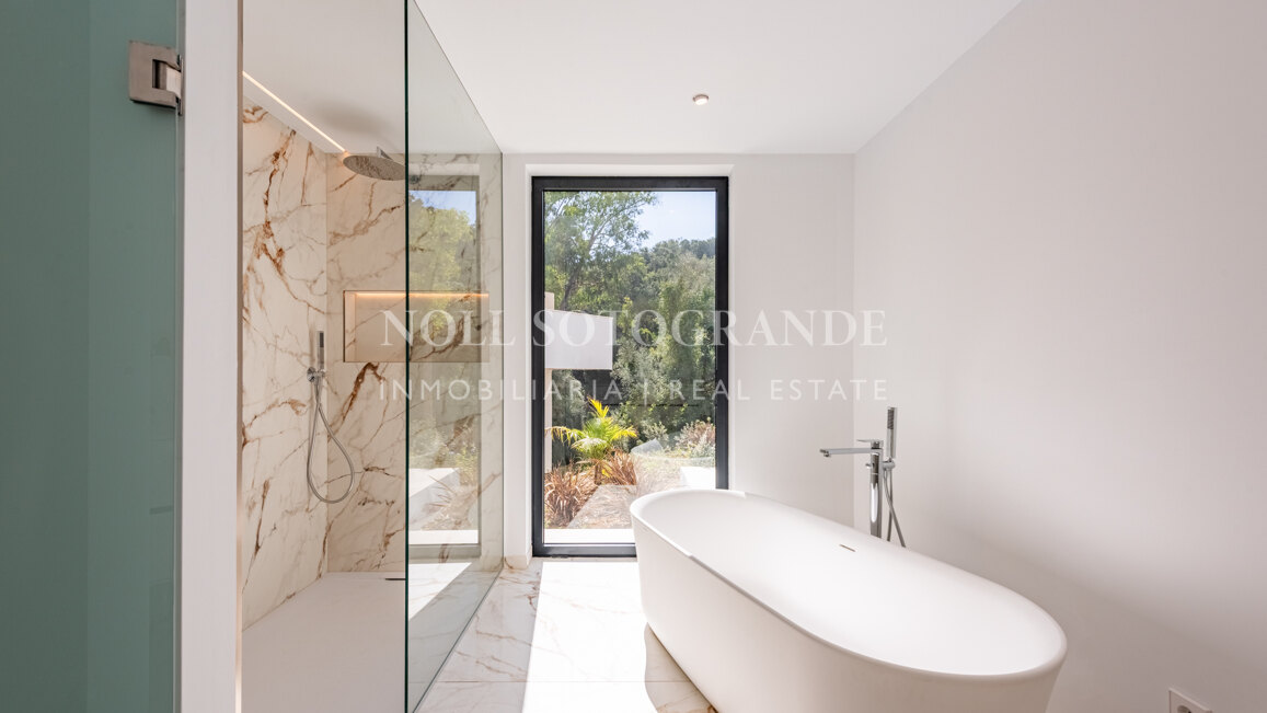 Moderne fertiggestellte Neubau-Villa in sehr privater Lage in Sotogrande Alto