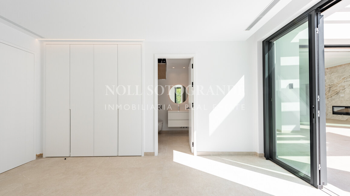 Moderne fertiggestellte Neubau-Villa in sehr privater Lage in Sotogrande Alto