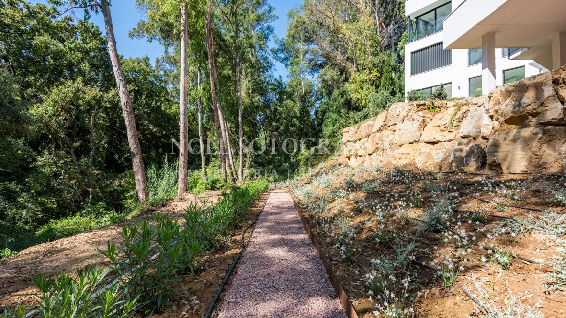 Moderne fertiggestellte Neubau-Villa in sehr privater Lage in Sotogrande Alto