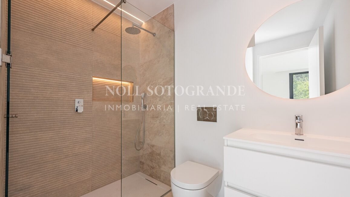 Moderne fertiggestellte Neubau-Villa in sehr privater Lage in Sotogrande Alto