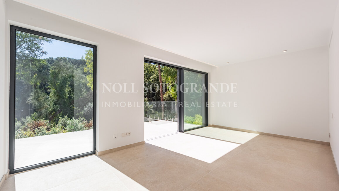 Moderne fertiggestellte Neubau-Villa in sehr privater Lage in Sotogrande Alto