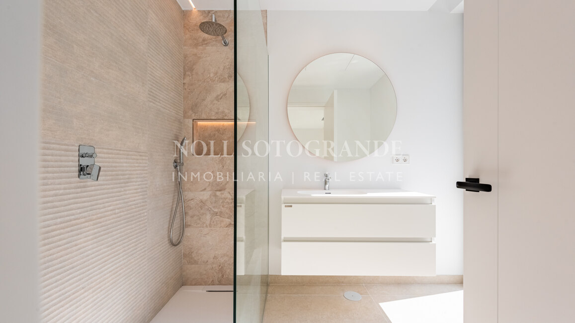 Moderne fertiggestellte Neubau-Villa in sehr privater Lage in Sotogrande Alto