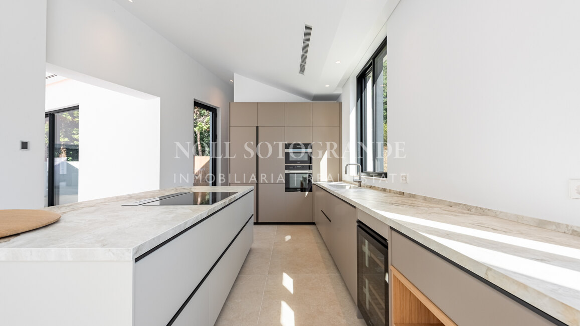 Moderne fertiggestellte Neubau-Villa in sehr privater Lage in Sotogrande Alto