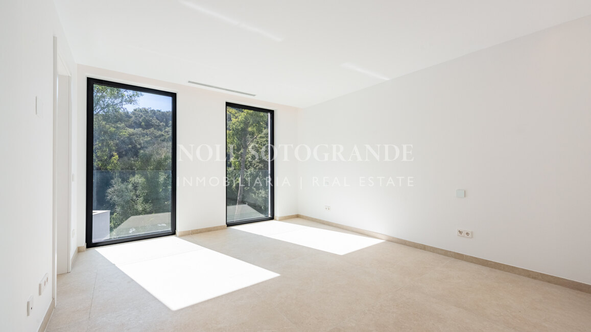 Moderne fertiggestellte Neubau-Villa in sehr privater Lage in Sotogrande Alto