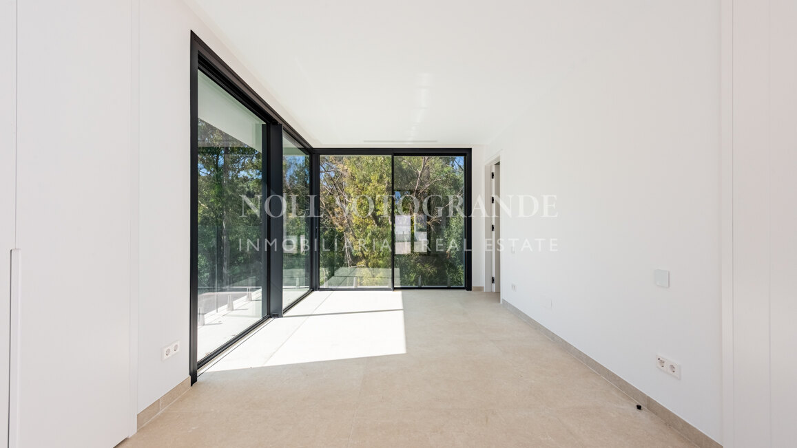 Moderne fertiggestellte Neubau-Villa in sehr privater Lage in Sotogrande Alto